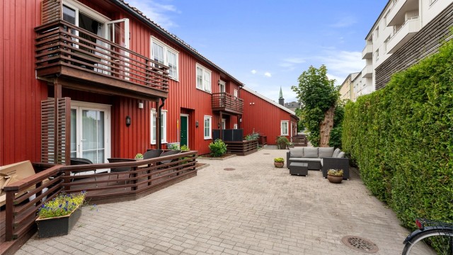 Velholdte og rolige utendørs fellesområder for beboerne.