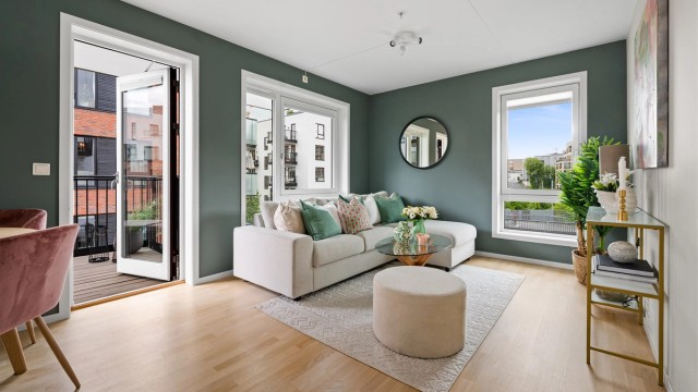 Krogsveen v/Morten Frølich har gleden av å presentere denne delikate og attraktiv 3-roms hjørneleiligheten med en herlig balkong, beliggende høyt i 4. etasje med heisadkomst.