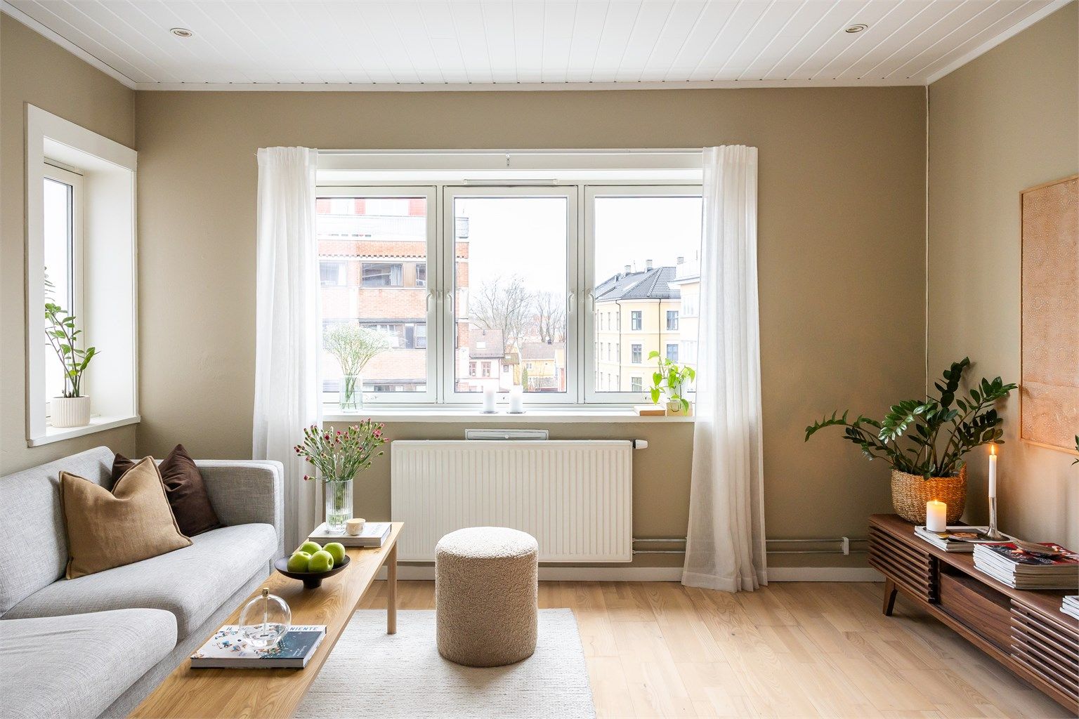 Leiligheten har en fin plassering og har store vindusflater med gode lysforhold.