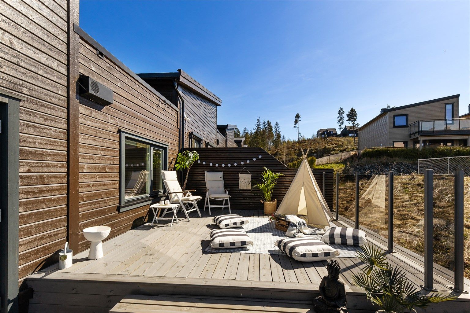 Den store terrassen på 41 m² gir rikelig med plass for utemøbler og aktiviteter.
