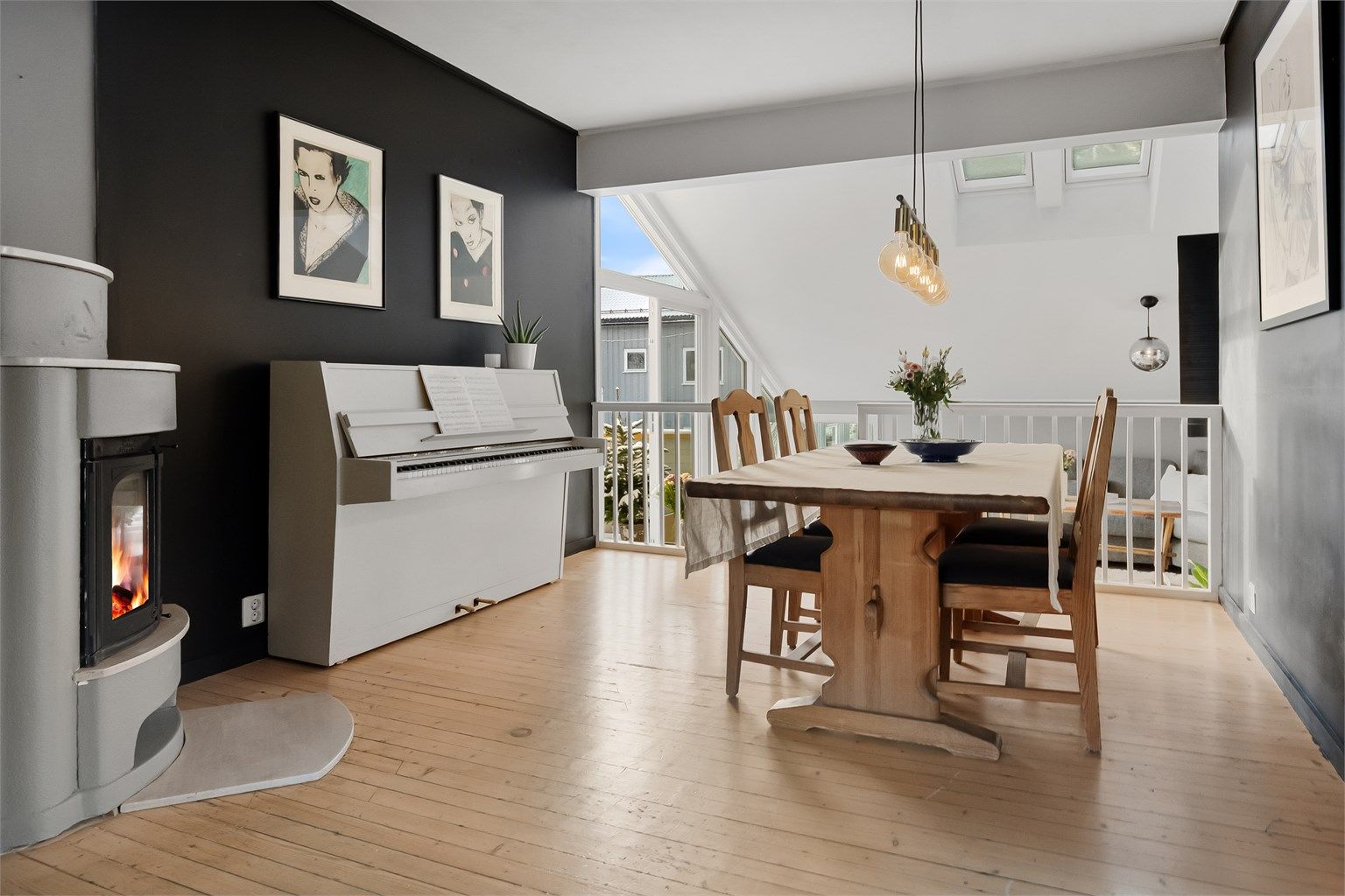 Spisestuen er et sentralt samlingspunkt i leiligheten, med tregulv og malte flater.