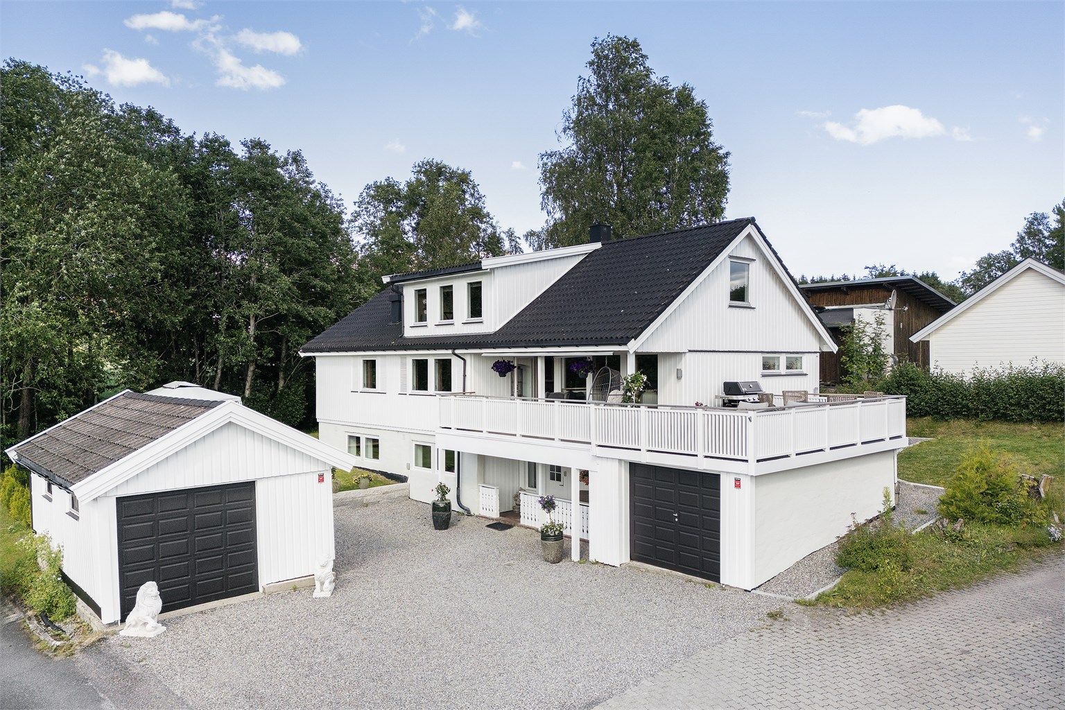 Velkommen til Drammensveien 38! Flott stor enebolig med praktikantdel, innerst i blindvei, to garasjer