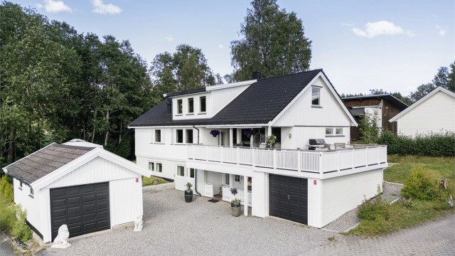 Velkommen til Drammensveien 38! Flott stor enebolig med praktikantdel, innerst i blindvei, to garasjer