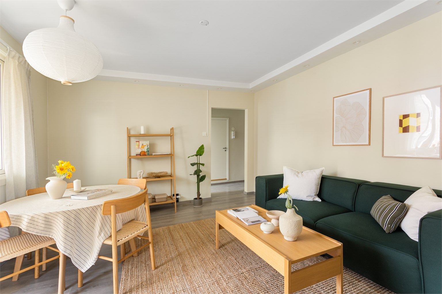 Rommet er enkelt å møblere med god plass til både sofagruppe og spisebord.