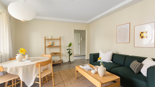 Rommet er enkelt å møblere med god plass til både sofagruppe og spisebord.