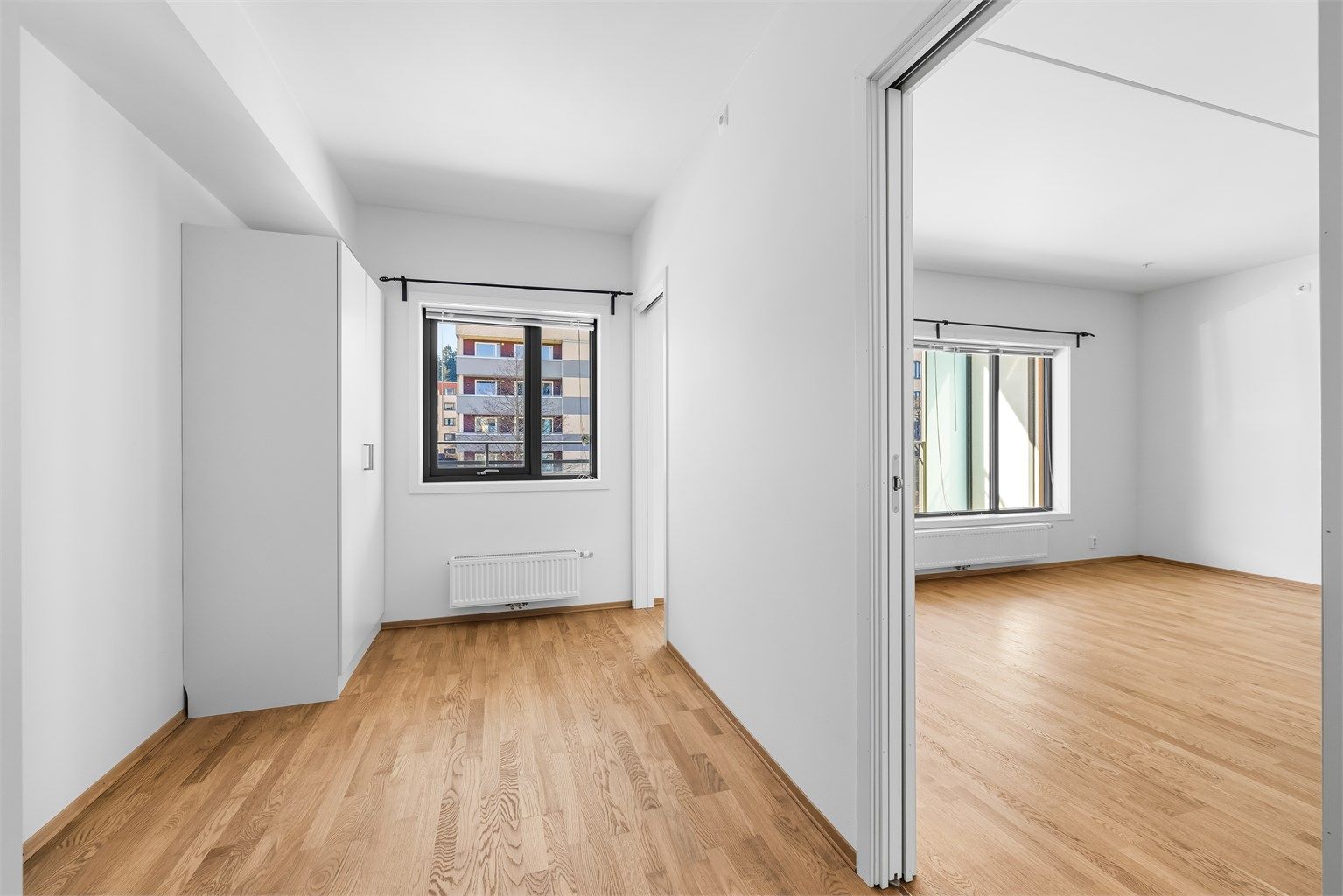 Soverommet er lyst og luftig, og har inngang i begge ender av rommet.