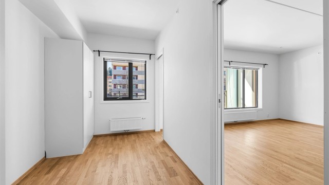 Soverommet er lyst og luftig, og har inngang i begge ender av rommet.