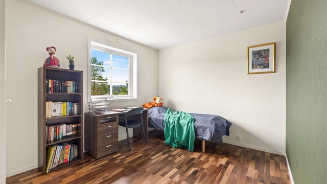 Soverom 3 har tilsvarende utforming som soverom 2, med god plass til seng, skrivebord og øvrig møblement. Det er også etablert en innebygget skyvedørsgarderobe her.