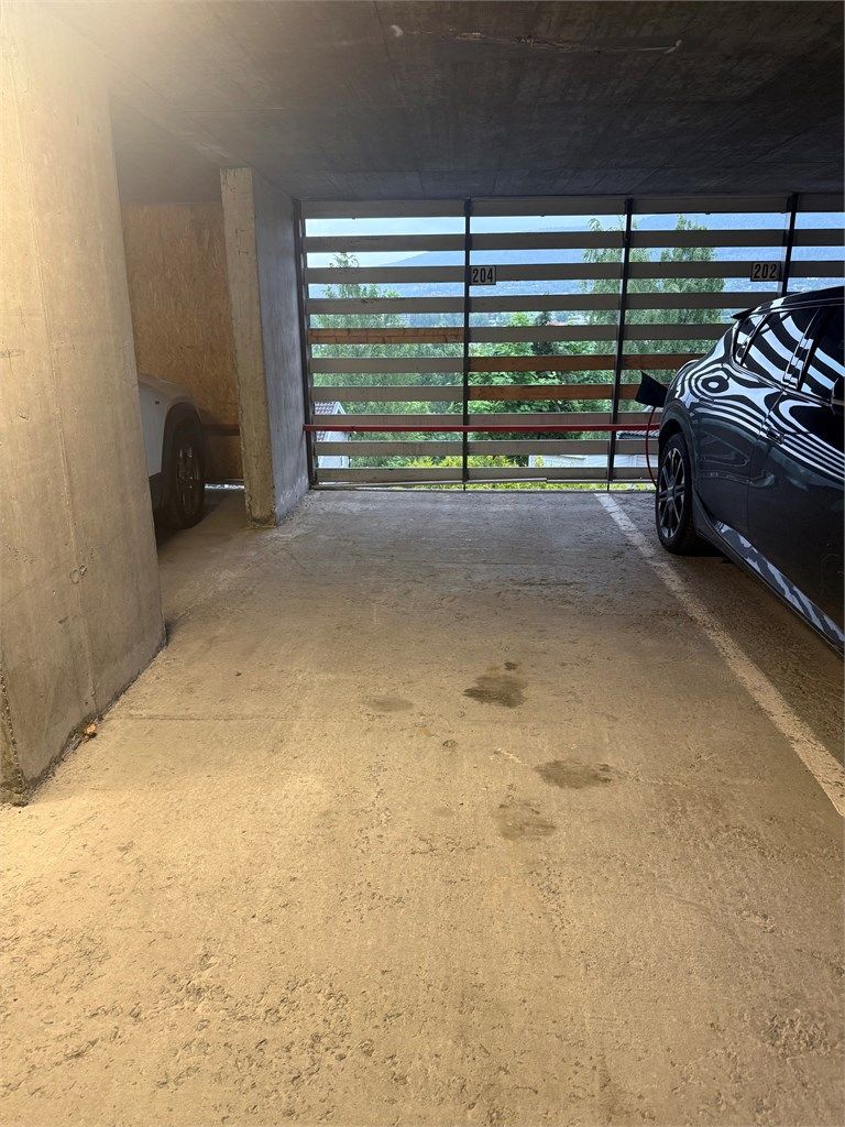 Det medfølger garasjeplass i felles anlegg, med tilrettelegging for elbillader.