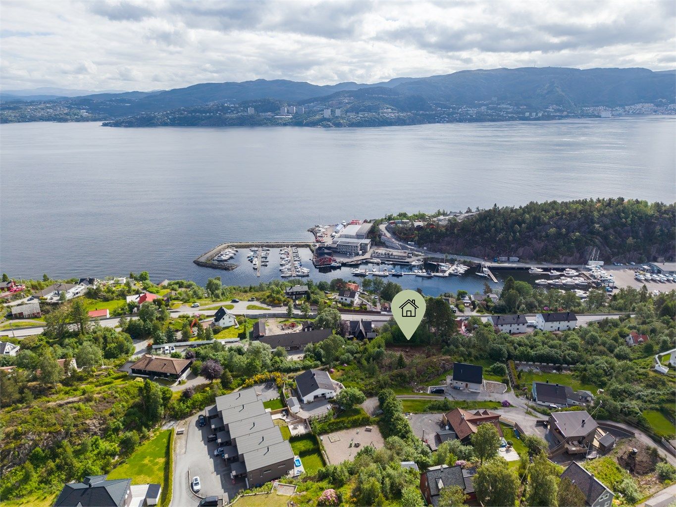 Velkommen til denne flotte tomten i Bakarvågen med en meget attraktiv og sentral beliggenhet på Askøy!
Foto: Silje Holte v/ @frksuper