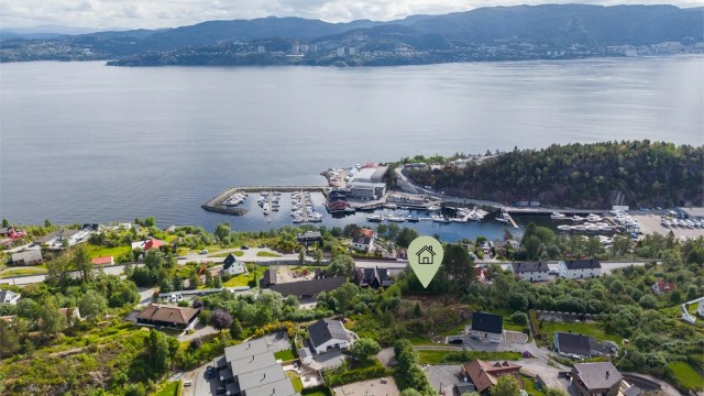 Velkommen til denne flotte tomten i Bakarvågen med en meget attraktiv og sentral beliggenhet på Askøy!
Foto: Silje Holte v/ @frksuper