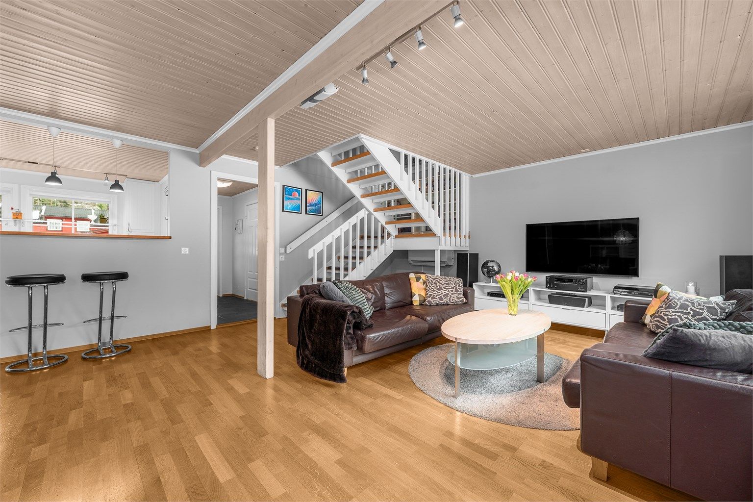 Den åpne trappen opp til andre etasje bidrar til den gode romfølelsen.