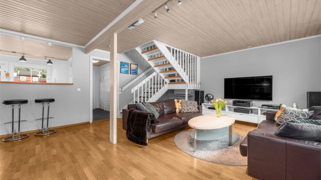 Den åpne trappen opp til andre etasje bidrar til den gode romfølelsen.