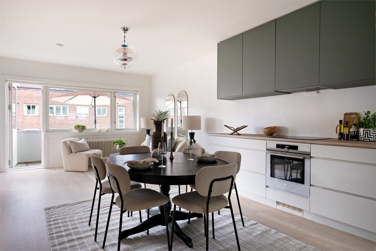 Velkommen til denne stilfulle leiligheten i Wilhelm Færdens vei 13 B, presentert av Krogsveen med bilder fra Chris Borowiak.