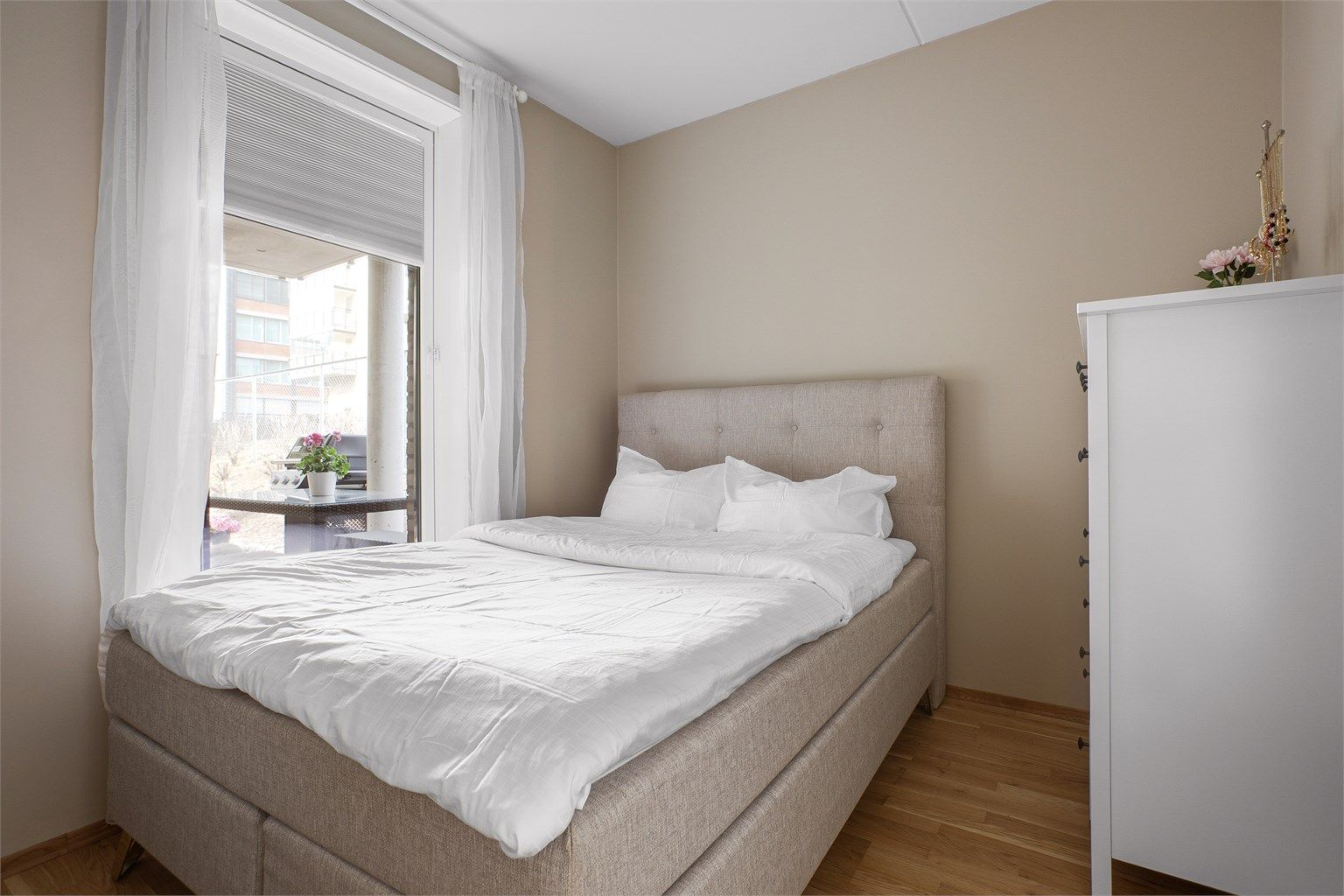 Soverom I - plass til stor seng med tilhørende nattbord og garderobeskap. Vindu mot vest. 