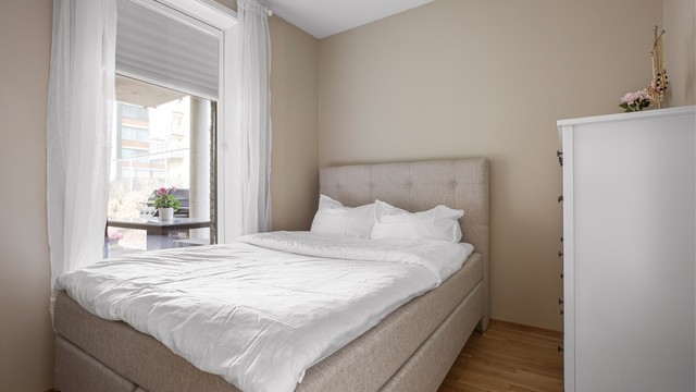 Soverom I - plass til stor seng med tilhørende nattbord og garderobeskap. Vindu mot vest.