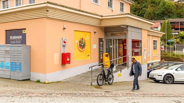 - Coop Prix ligger 1 minutts gange unna leiligheten -