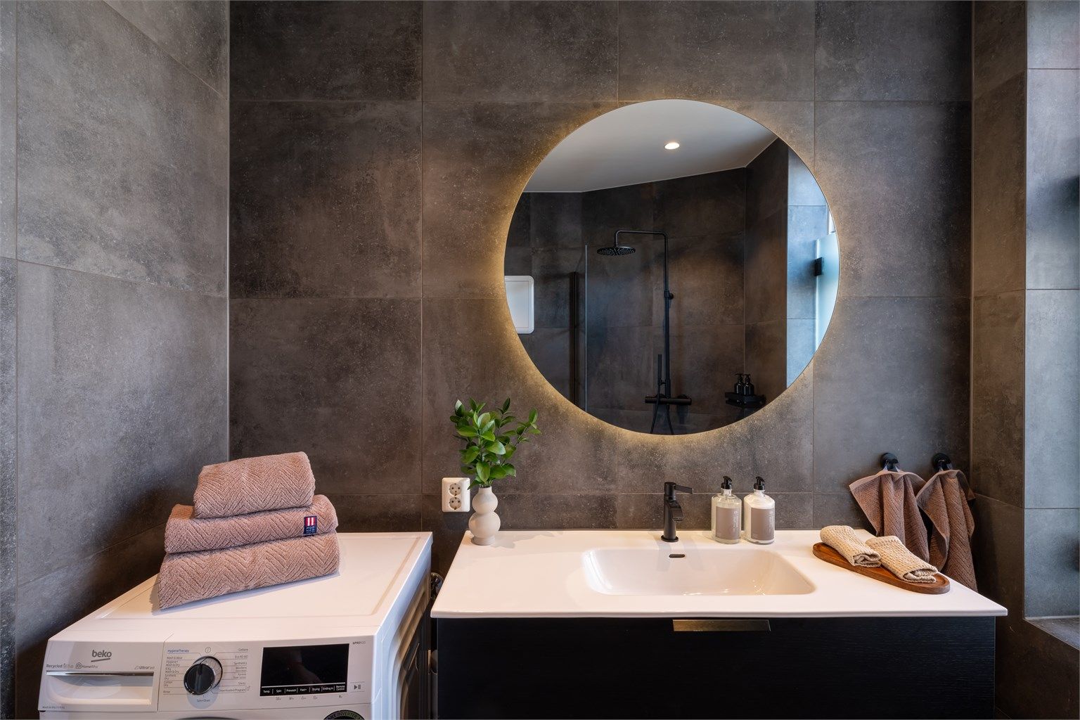 Moderne og innholdsrik innredning i tillegg til speil med lys.