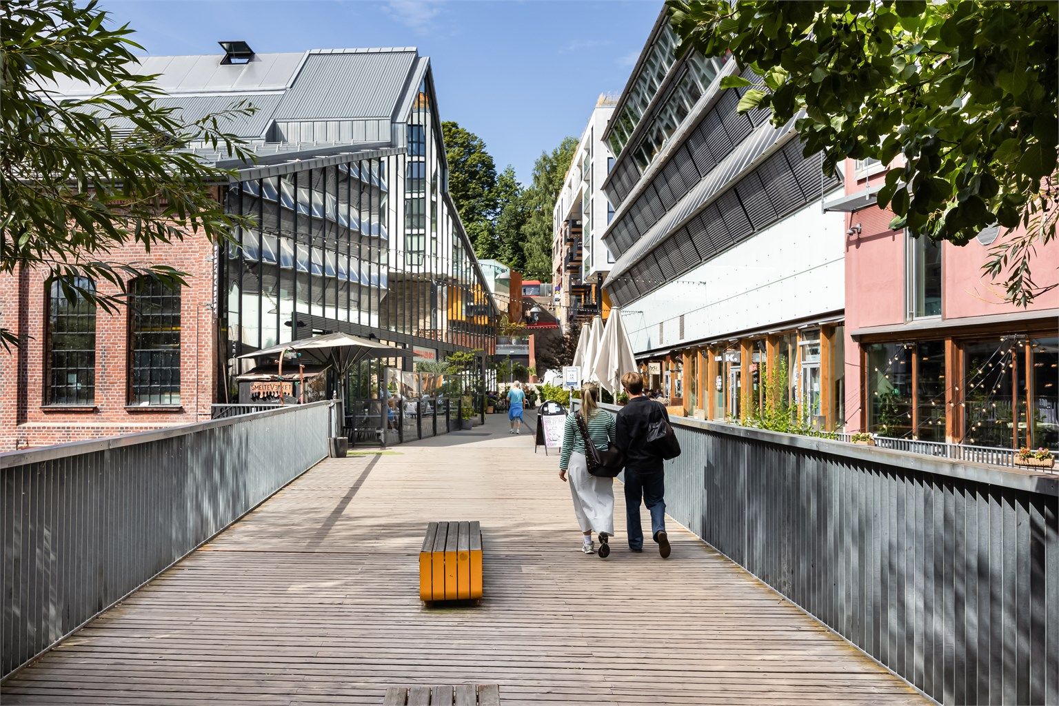 Akerselva ligger også en kort spasertur unna, med sine vakre turveier, historiske industribebyggelse, broer og fossefall.