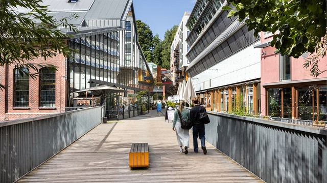 Akerselva ligger også en kort spasertur unna, med sine vakre turveier, historiske industribebyggelse, broer og fossefall.