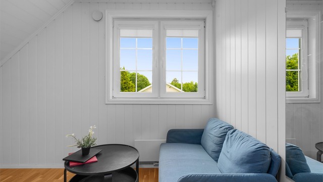Vinduet gir fint utsyn og godt dagslys.