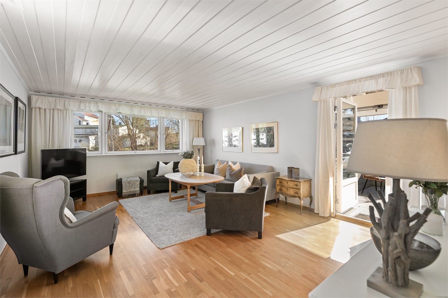 I 1. etasjen finner du stue, kjøkken og balkong