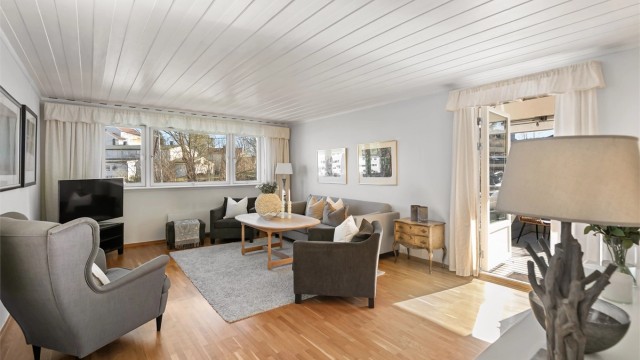 I 1. etasjen finner du stue, kjøkken og balkong