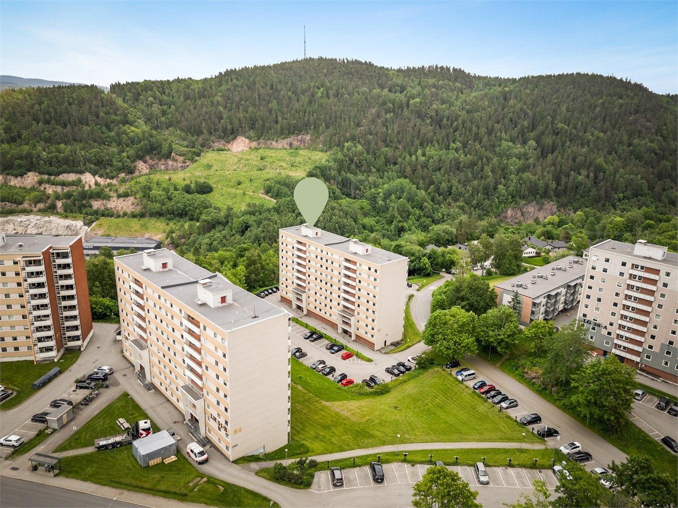 Umiddelbar nærhet til bussholdeplass med gode forbindelser til Drammen sentrum.
