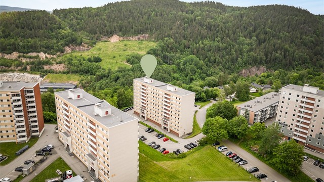 Umiddelbar nærhet til bussholdeplass med gode forbindelser til Drammen sentrum.