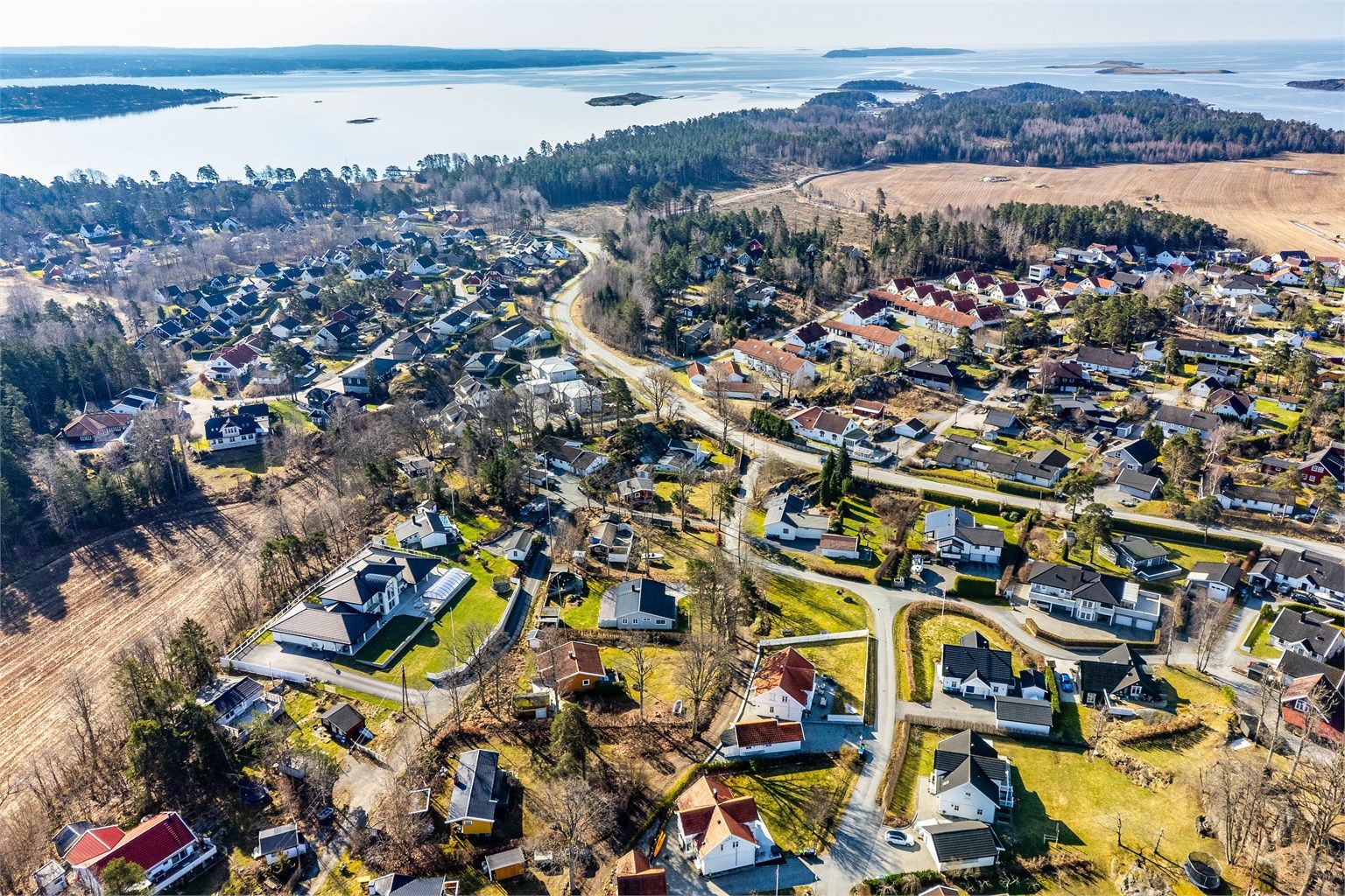 Kystperlen Larkollen forbindes gjerne med sommer, sol og sjø. Flere barnevennlige strender finnes i sykkelavstand fra Grefsrødgrenda.