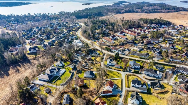 Kystperlen Larkollen forbindes gjerne med sommer, sol og sjø. Flere barnevennlige strender finnes i sykkelavstand fra Grefsrødgrenda.