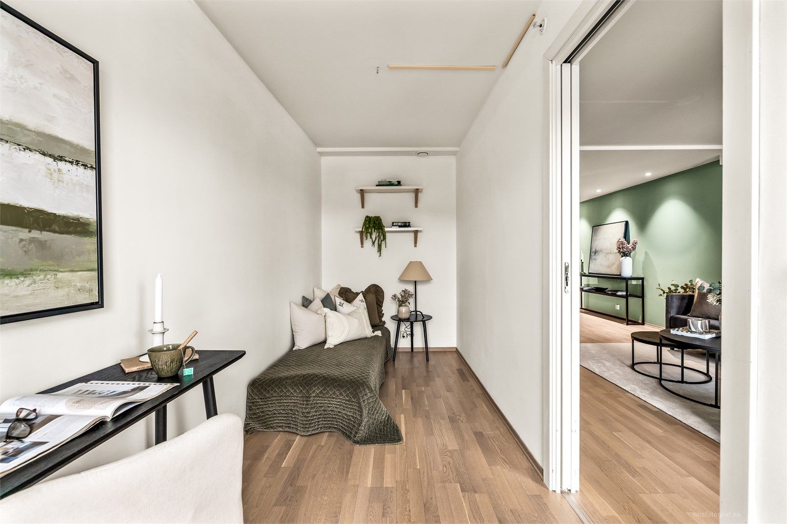 Leilighetens soverom er plassert i hver sin ende av leiligheten.