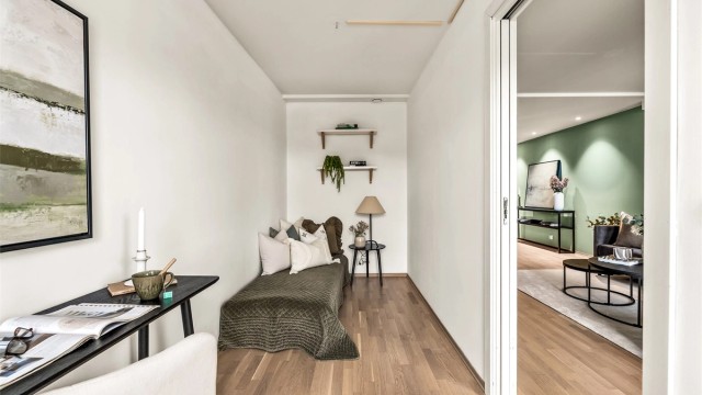 Leilighetens soverom er plassert i hver sin ende av leiligheten.