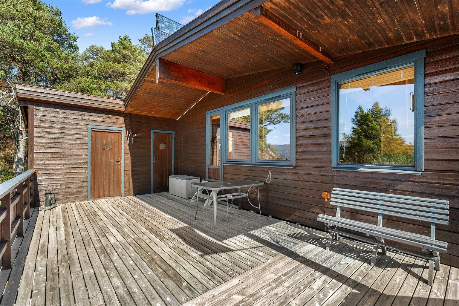 Solrik uteplass med gode solforhold gjennom dagen – ideell for avslapning og hyggelige måltider utendørs.