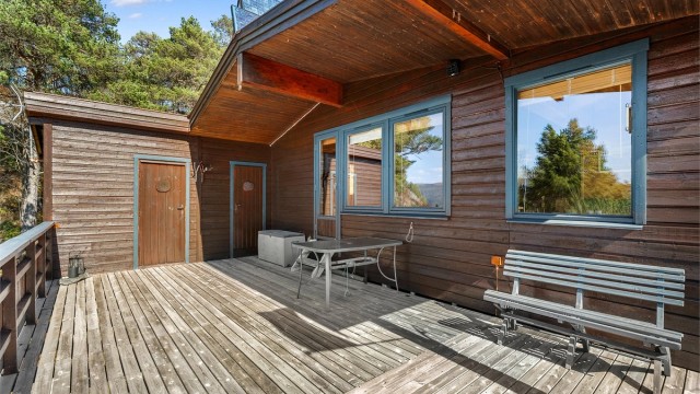 Solrik uteplass med gode solforhold gjennom dagen – ideell for avslapning og hyggelige måltider utendørs.