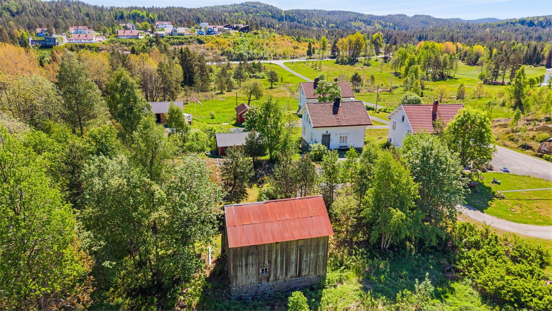 Her får man en stor eiendom med våningshus og flere driftsbygninger.