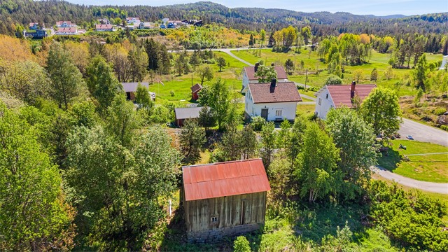 Her får man en stor eiendom med våningshus og flere driftsbygninger.