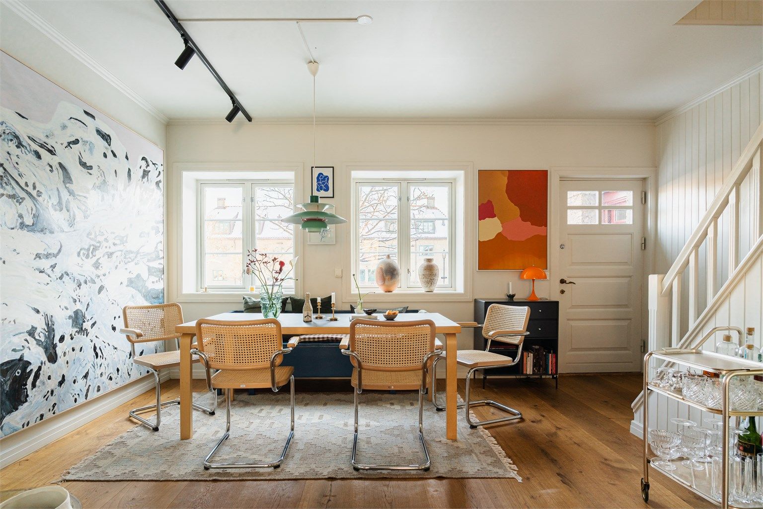 Spisestuen har god plass til et stort spisebord der venner og familie kan inviteres på middager.