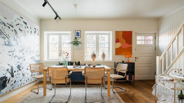 Spisestuen har god plass til et stort spisebord der venner og familie kan inviteres på middager.