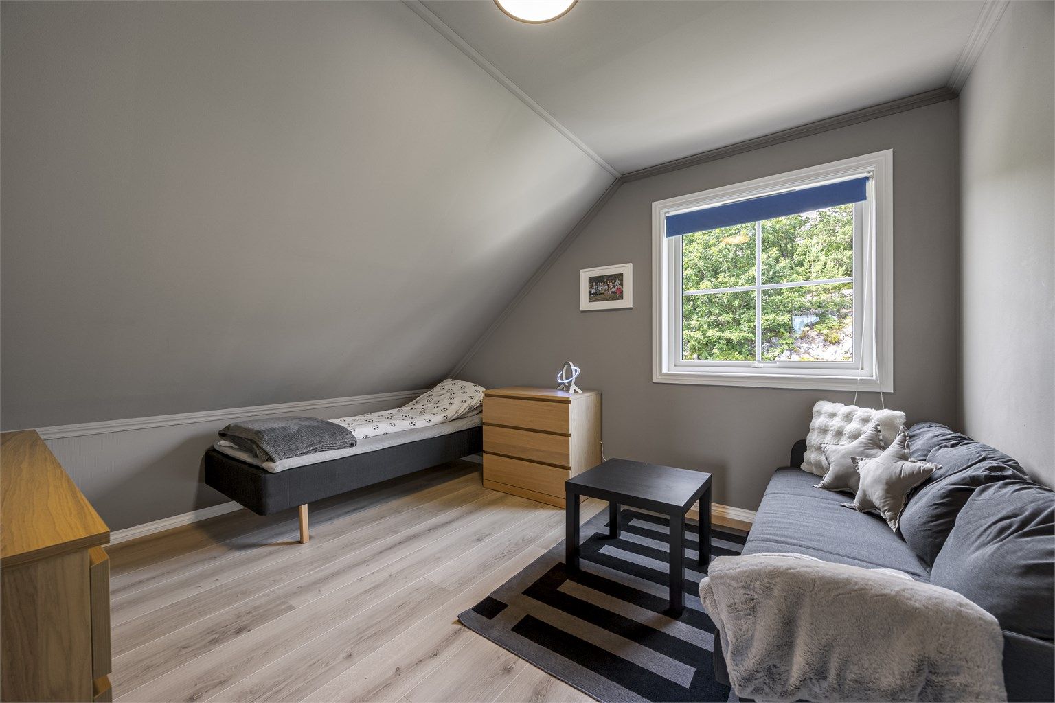 Romslig soverom som også kan fungere som en liten loftstue.