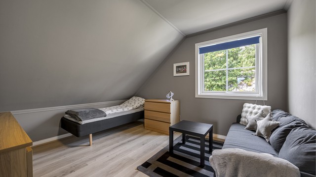 Romslig soverom som også kan fungere som en liten loftstue.