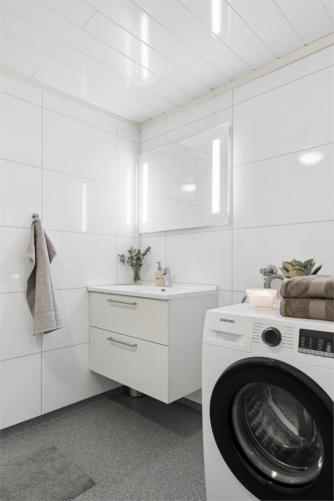 Badet har vinylbelegg på gulvet med elektriske varmekabler og baderomspaneler på veggene.