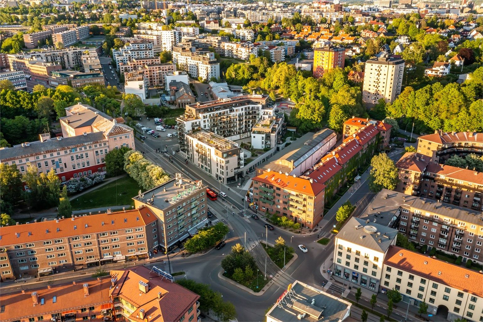 Carl Berners plass, et av Oslos beste kollektivknutepunkt, ligger kun få minutters gange unna.