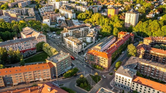 Carl Berners plass, et av Oslos beste kollektivknutepunkt, ligger kun få minutters gange unna.
