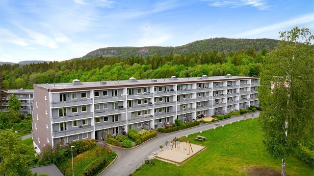 Kollektivtilbudet er godt, med bussholdeplass kun få minutters gange fra boligen, med avganger mot Bekkestua, Lysaker og Oslo