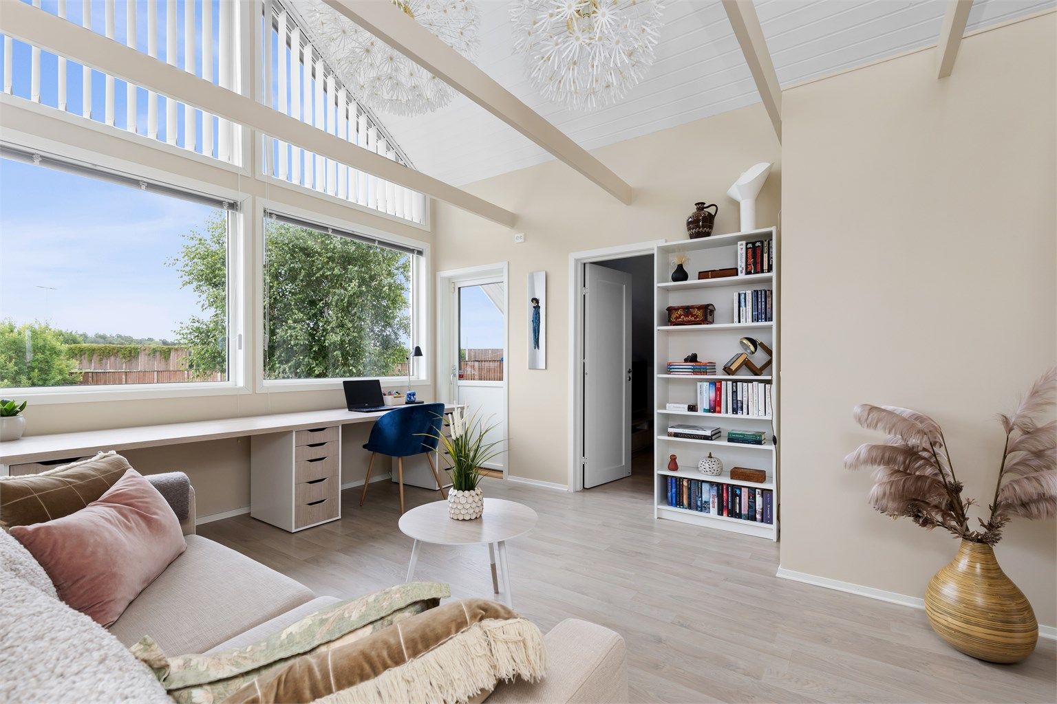 Loftstuen er et fleksibelt rom med plass til både hjemmekontor og TV-krok.