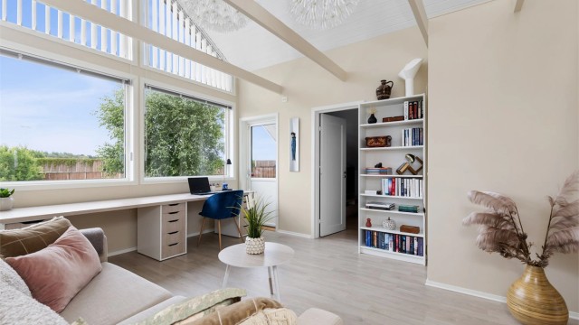 Loftstuen er et fleksibelt rom med plass til både hjemmekontor og TV-krok.