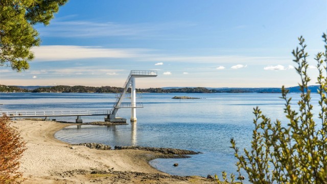 Asker (Hvalstand) byr på nærhet til fjorden med flotte bade- og rekreasjonsmuligheter.