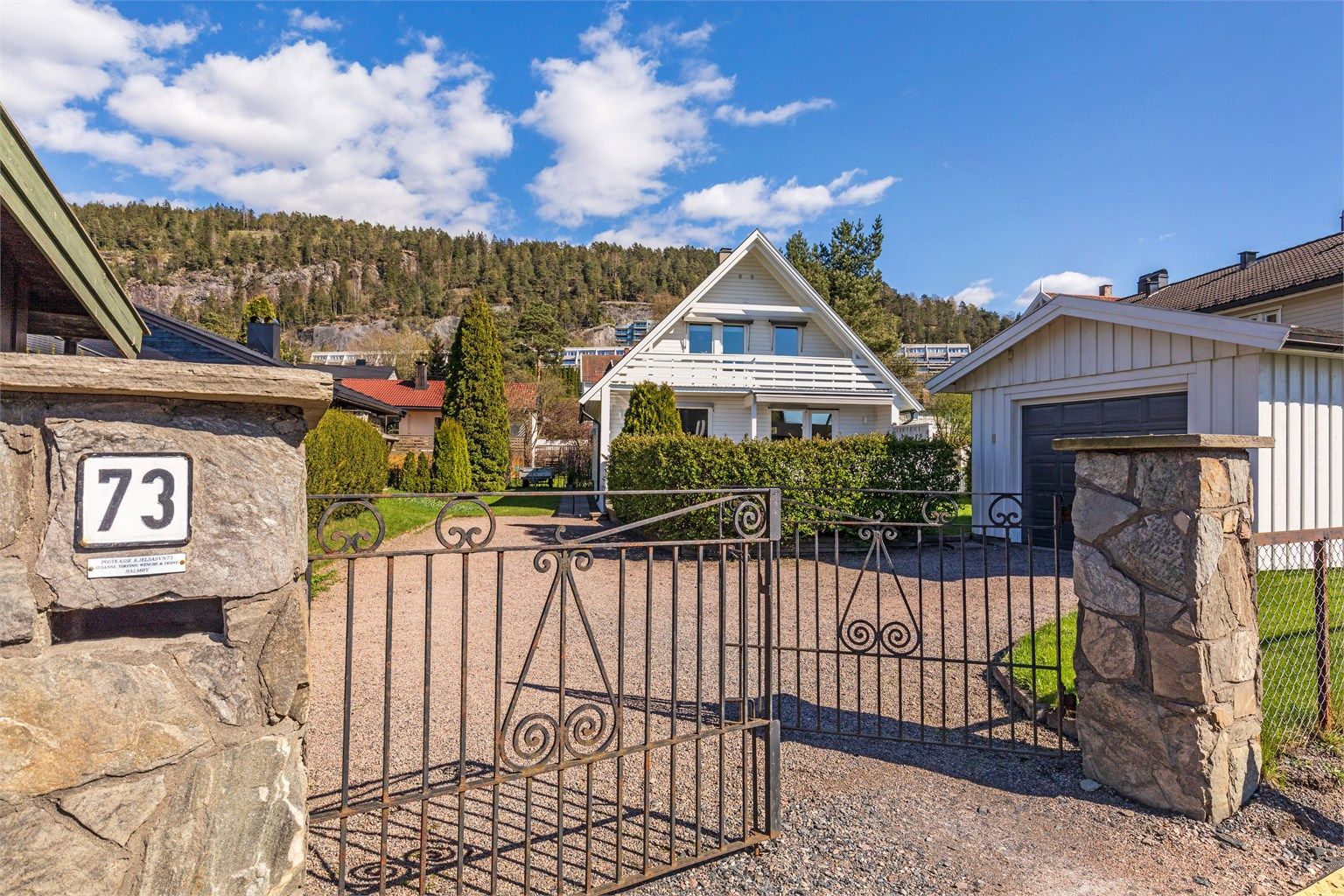Velkommen til Kjelsåsveien 73, en koselig enebolig med lettstelt tomt og gode solforhold. Sentral beliggenhet