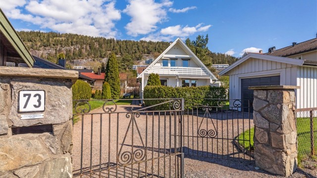 Velkommen til Kjelsåsveien 73, en koselig enebolig med lettstelt tomt og gode solforhold. Sentral beliggenhet
